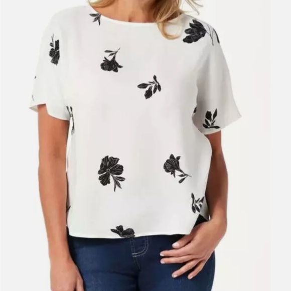 Vince Camuto Tossed Flowers blouse with back pleats. Size XS - Picture 2 of 5